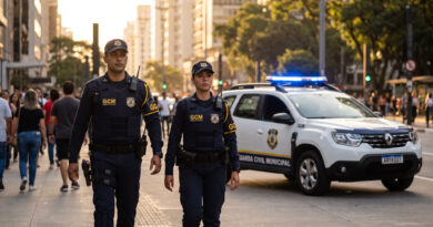 Foto criada por IA com uma dupla de GCM na via pública, juntamente com uma viatura