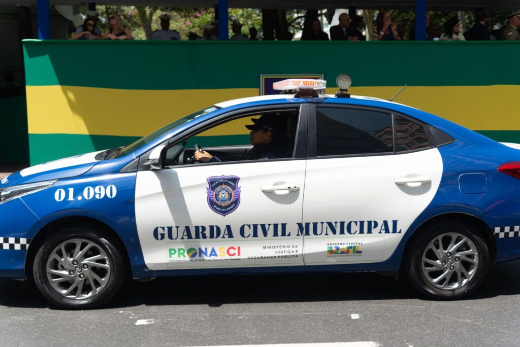 Imagem de uma viatura da guarda civil municipal do Grupamento Patrulha Maria da Penha desfilando em uma avenida