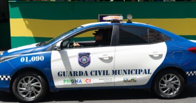 Imagem de uma viatura da guarda civil municipal do Grupamento Patrulha Maria da Penha desfilando em uma avenida
