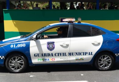Imagem de uma viatura da guarda civil municipal do Grupamento Patrulha Maria da Penha desfilando em uma avenida