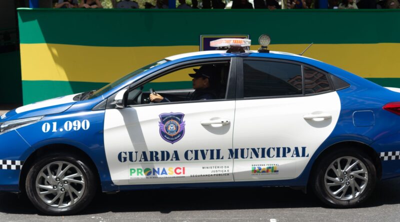 Imagem de uma viatura da guarda civil municipal do Grupamento Patrulha Maria da Penha desfilando em uma avenida